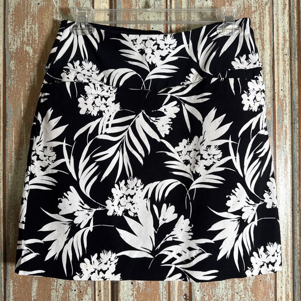 Women's S.C & Co. Black/White Floral tummy Control Pull On Skort/Skirt  S 17”